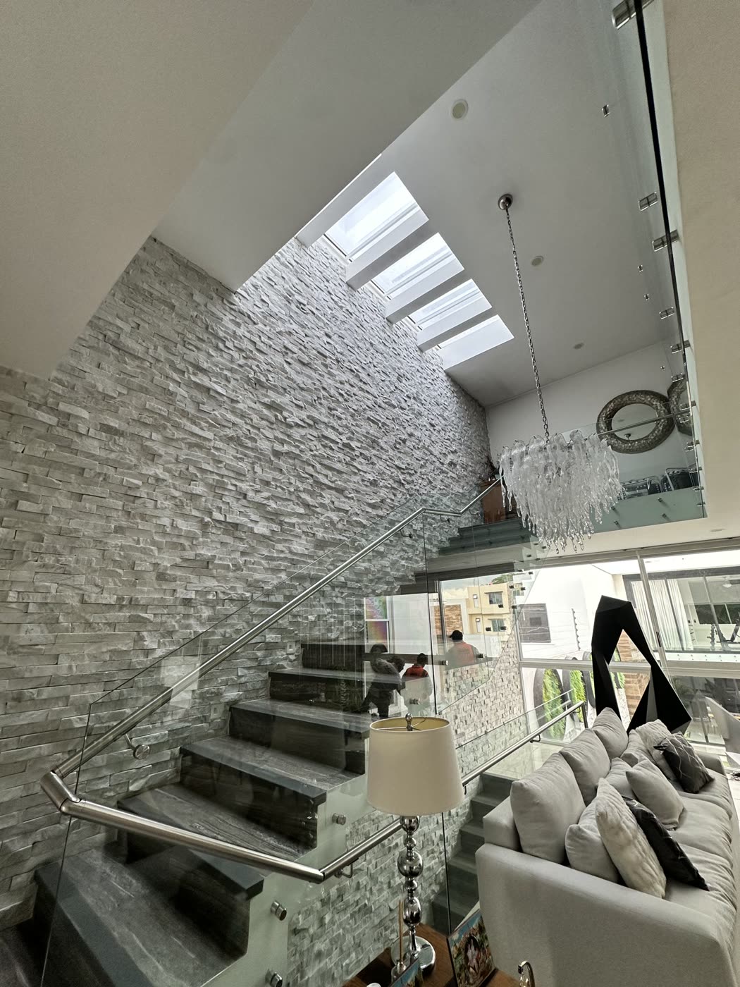 Escalera con muro de piedra y tragaluces con película