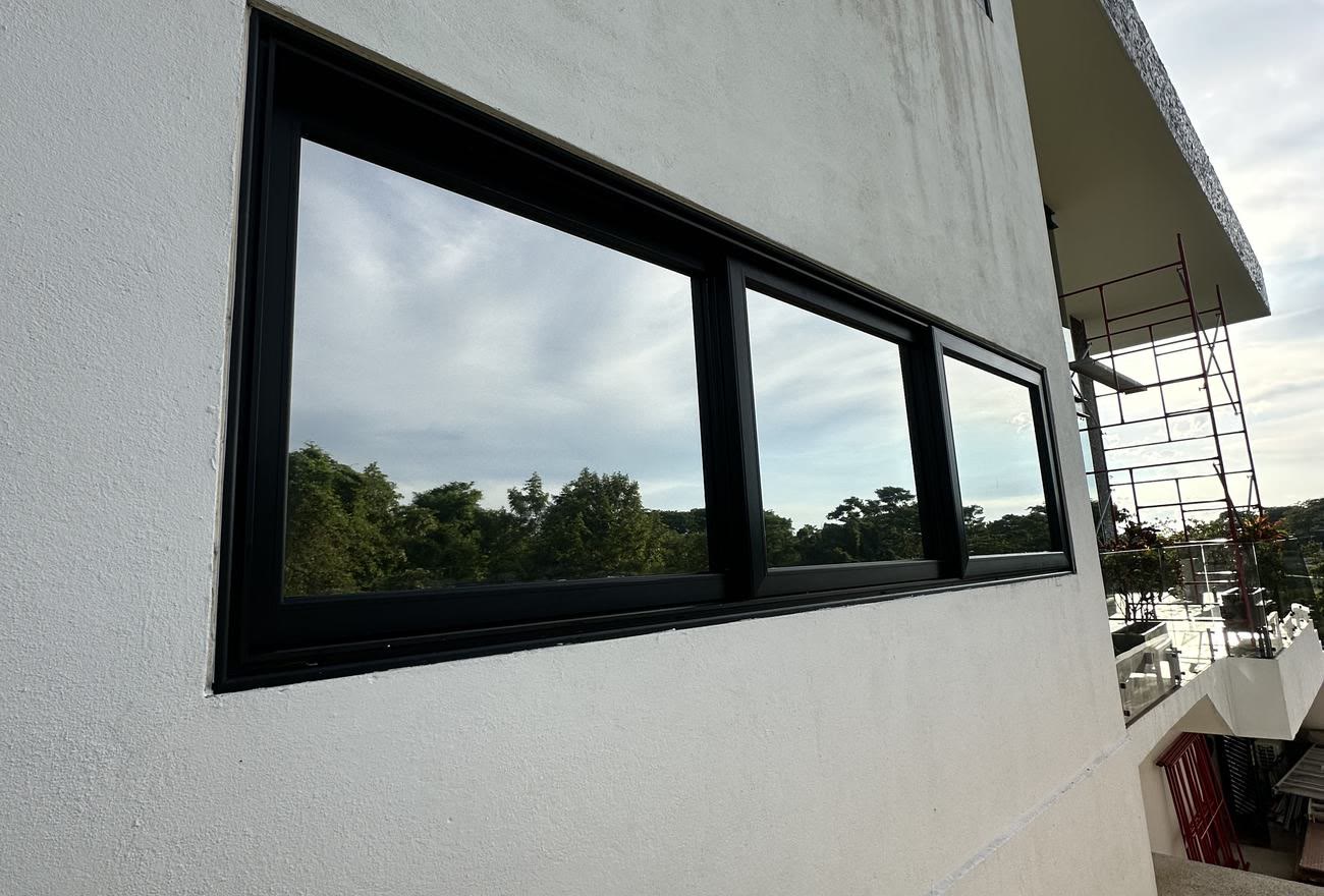 Ventana corrida de una oficina vista desde afuera, con película